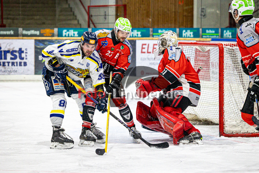 TSV Peißenberg MINERS gegen EHC Waldkraiburg DIE LÖWEN | Eishockey Bayernliga Herren Vorrunde 2024/25, TSV Peißenberg MINERS gegen EHC Waldkraiburg DIE LÖWEN, 20250124,Zweikampf zwischen Nico VOGL (EHC Waldkraiburg 88) und Dejan VOGL (MINERS 23),2025-01-24 in Peißenberg (Eisstadion Peißenberg)Nico VOGL (EHC Waldkraiburg 88), Dejan VOGL (MINERS 23)Copyright: WolfgangxLindner foto-lindner.de