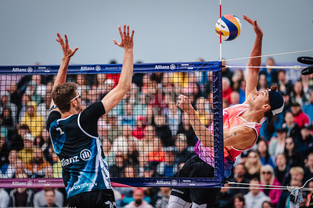 Beachvolleyball | Männer | German Beach Tour 2024 | Tourstop Düsseldorf | 19.05.2024 | Max Just (rechts) verrenkt sich für den Angriff gegen Milan Sievers (links)