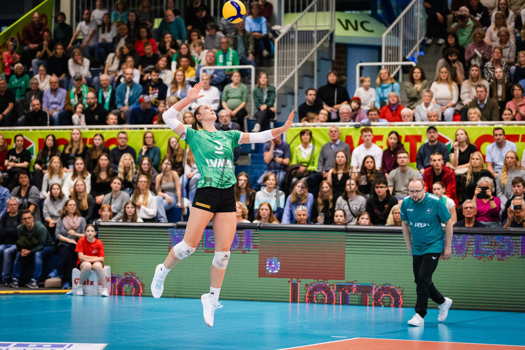 Volleyball, 1. Bundesliga Frauen, Hauptrunde, 1. Spieltag, Saison 2025/2026: USC Münster - SSC Palmberg Schwerin | 1. Bundesliga Frauen, Hauptrunde, 1. Spieltag, Saison 2025/2026, USC Münster empfängt SSC Palmberg Schwerin in der Sporthalle Berg Fidel in Münster. Foto: sportfotografie.ms | Markus Paletta - Realisiert mit Pictrs.com