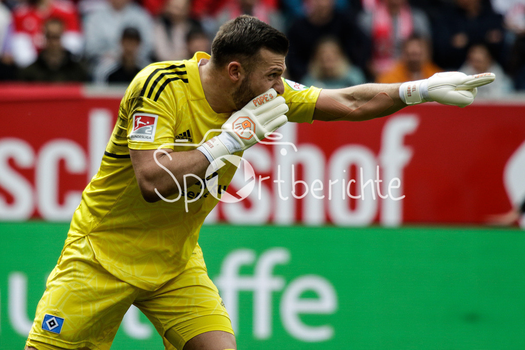 SSV Jahn Regensburg - Hamburger SV | HSV Keeper Daniel HEUER FERNANDES (HSV #1) in Aktion / Freisteller / Einzelfoto / Torhueter / Pope´s / DFL REGULATIONS PROHIBIT ANY USE OF PHOTOGRAPHS AS IMAGE SEQUENCES AND/OR QUASI-VIDEO
