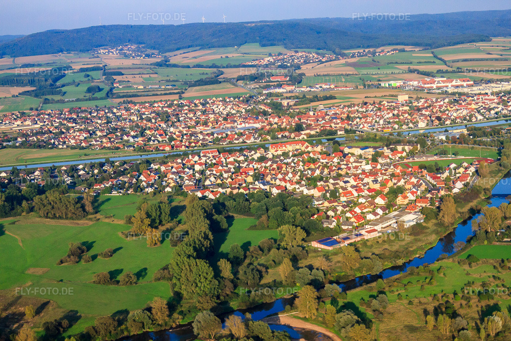 Luftbild: Ortsansicht zwischen Regnitz und Main-Donau-Kanal in Hirschaid im Bundesland Bayern in Deutschland. Foto: IMG_45736-1783.jpg vom 25.09.2011 durch Werner Riehm/FLY-FOTO.deAuflösung des Originals: 4752 x 3168 px
