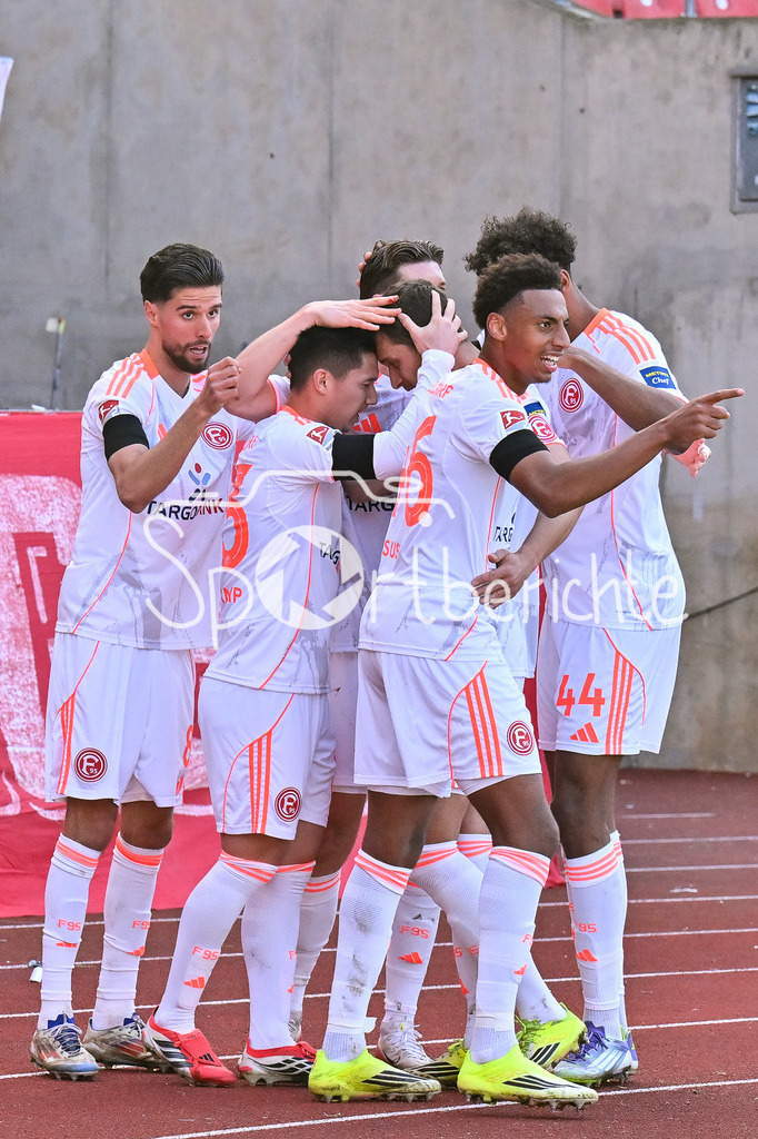 1. FC Nürnberg - Fortuna Düsseldorf | NUREMBERG, GERMANY - 07. MARCH:  Jubel der Düsseldorfer nach dem Treffer zum 0-1 durch Shinta APPELKAMP (Fortuna Düsseldorf 23) / während dem Match zwischen dem 1. FC Nürnberg und Fortuna Düsseldorf am 25. Spieltag der 2. Bundesliga im Max Morlock Stadion / DFL REGULATIONS PROHIBIT ANY USE OF PHOTOGRAPHS AS IMAGE SEQUENCES AND/OR QUASI-VIDEO