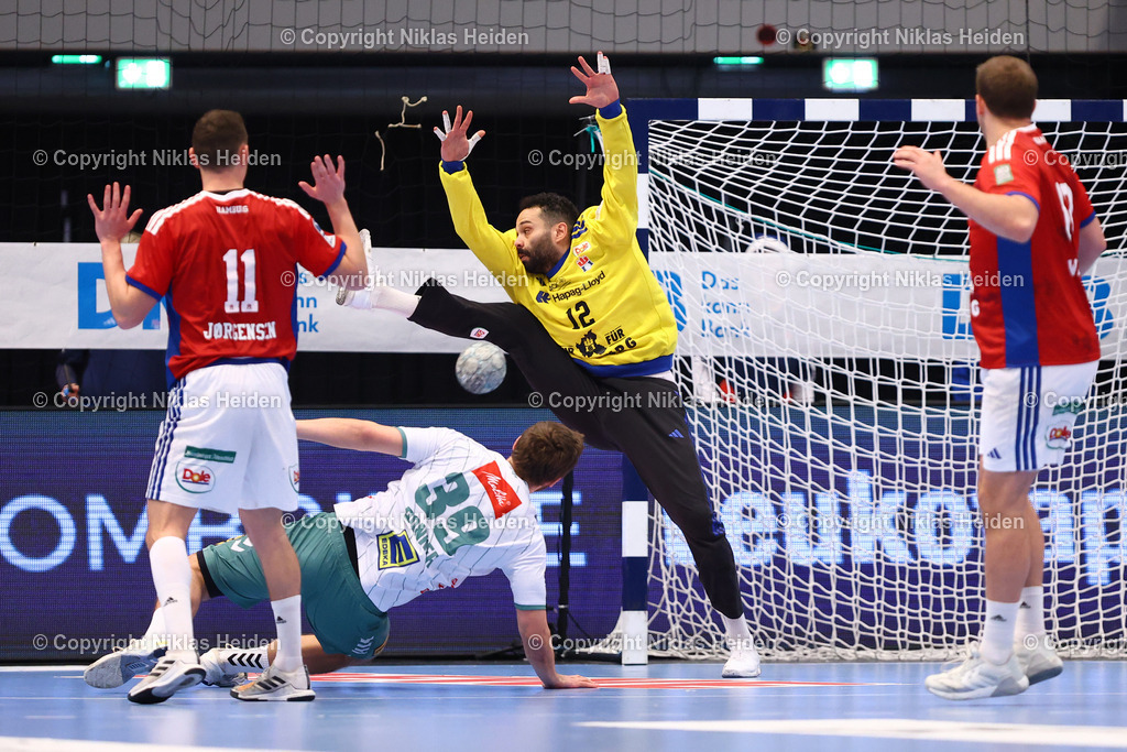 NH_HSVHamburg_GWDMinden_HandballBundesliga_14122025 | #12 Mohamed El-Tayar (Handball Sport Verein Hamburg), #39 Malte Donker (GWD Minden)Handball I Herren I Bundesliga (Daikin HBL) I Saison 2025-2026 I 17. Spieltag I Handball Sport Verein Hamburg - GWD Minden I 14.12.2025 I Sporthalle Hamburg