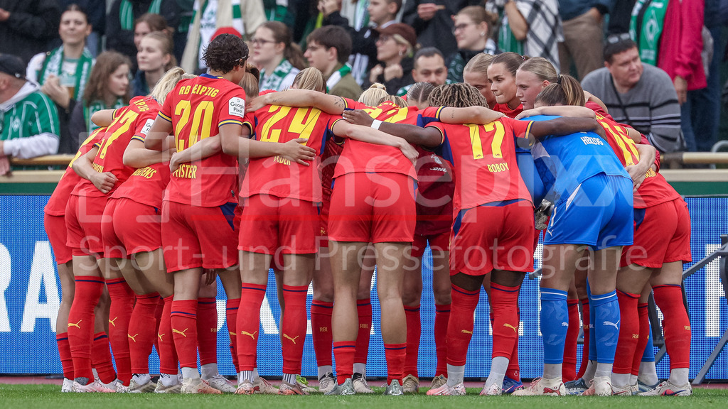 Fussball, Google Pixel Frauen-Bundesliga, SV Werder Bremen - RB Leipzig | Spielerinnen von RB Leipzig schwören sich mit einem Mannschaftskreis ein, Teamkreis, Ansprache, Motivation, DIE DFB-RICHTLINIEN UNTERSAGEN JEGLICHE NUTZUNG VON FOTOS ALS SEQUENZBILDER UND/ODER VIDEOÄHNLICHE FOTOSTRECKEN. DFB REGULATIONS PROHIBIT ANY USE OF PHOTOGRAPHS AS IMAGE SEQUENCES AND/OR QUASI-VIDEO.