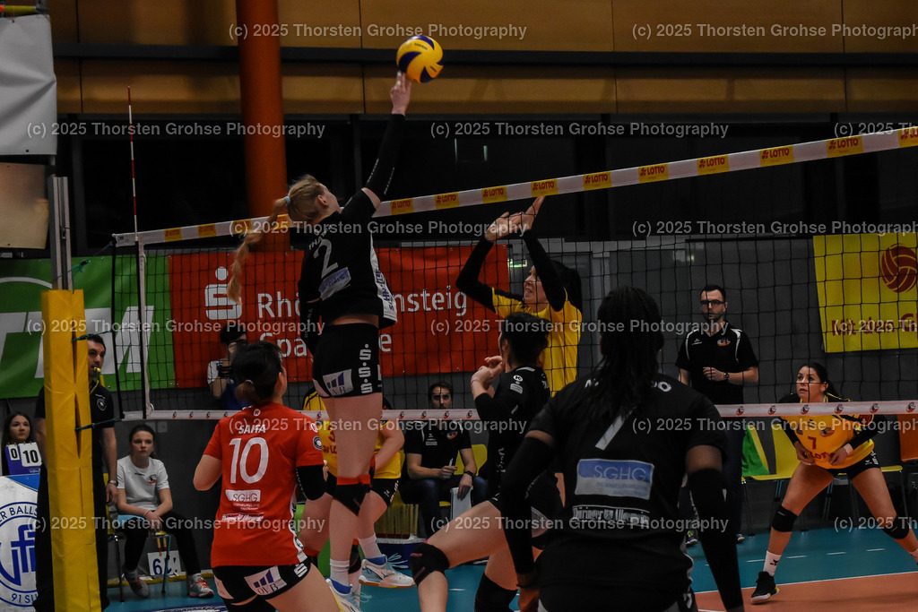 VBL VFB Suhl vs. SCHWARZ-WEISS Erfurt | Emily Grace Thater #2 (Schwarz-Weiss Erfurt); VBL VFB Suhl vs. SCHWARZ-WEISS Erfurt, Volleyball-Bundesliga Frauen am 17.02.2018 in der Multihalle in Meiningen, (Deutschland) - Realisiert mit Pictrs.com