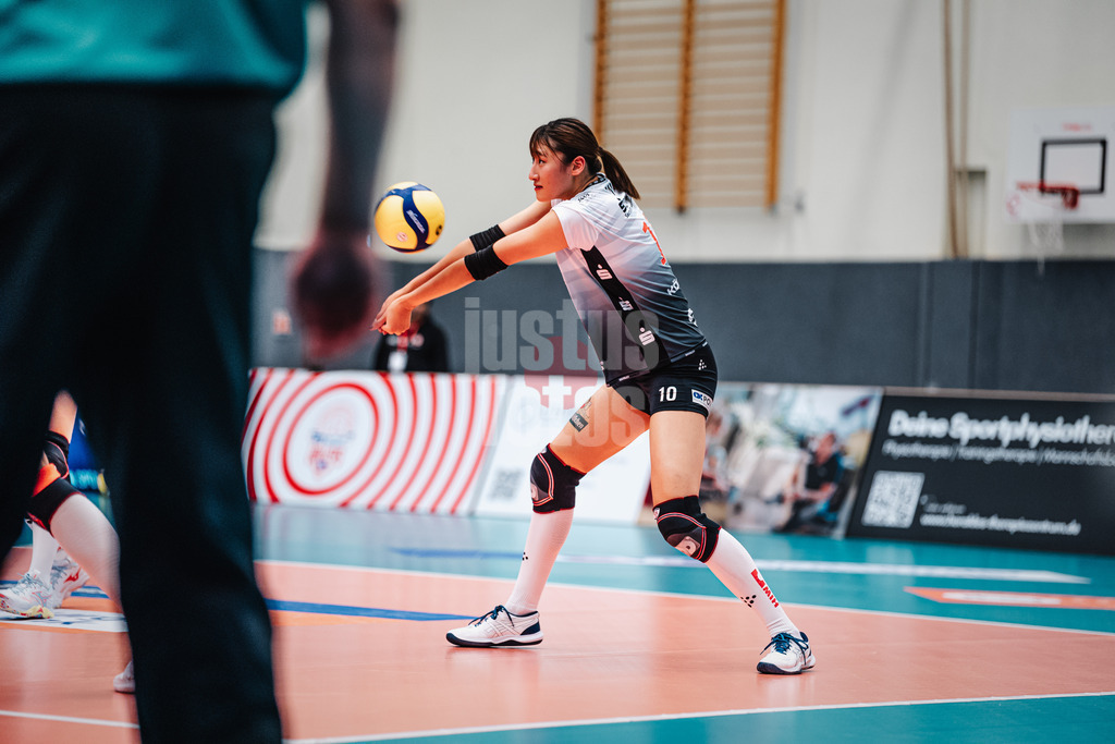 Volleyball | Frauen | Saison 2025/2026 | Volleyball Bundesliga | ETV Hamburger Volksbank Volleys vs. Dresdner SC | 15.11.2025 | Miku Akimoto (#10, Dresdner SC) nimmt den Ball an