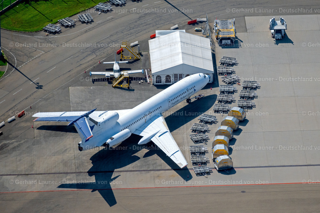 4047235 | STUTTGART 11.08.2021 Passagierflugzeug eines selten gewordenen Businessjets - Geschäftsfliegers mit Triebwerken seitlich am Heck auf der Parkposition - Abstellfläche auf dem Flughafen in Stuttgart im Bundesland Baden-Württemberg, Deutschland. Weiterführende Informationen bei: Flughafen Stuttgart GmbH. // Passenger airplane eof a business jet that has become rare - business aircraft with engines on the side of the rear in parking position - parking area at the airport in Stuttgart in the state Baden-Wuerttemberg, Germany. Further information at: Flughafen Stuttgart GmbH. Foto: Gerhard Launer