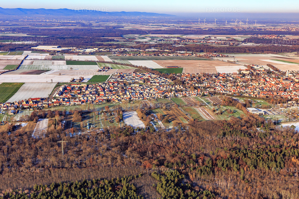 Luftbild: Neubaugebiet K2 im Winter bei Schnee in Kandel im Bundesland Rheinland-Pfalz in Deutschland. Foto: IMG_135674.jpg vom 16.12.2022 durch Werner Riehm/FLY-FOTO.de
