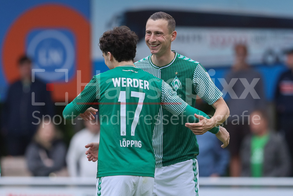 Fussball, Relegation Regionalliga Nord, SV Werder Bremen II - Holstein Kiel II | v.li.: Jakob Löpping (SV Werder Bremen II, 17) und Torschütze Maik Lukowicz (SV Werder Bremen II, 16) mit Torjubel, Jubel, jubeln, jubelt, optimistisch, Spielszene, Highlight, Freude über das Tor zum 0:3