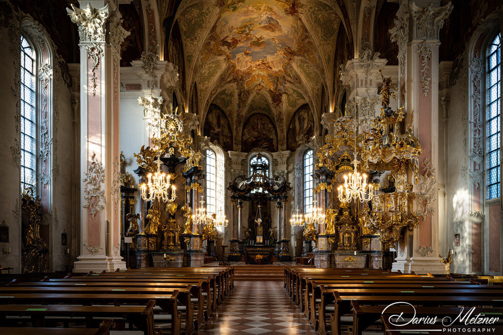 St. Peter in Mainz | Die St. Peter Kirche in Mainz am Rhein. Aufgebaut, abgerissen, versetzt. Die Historie der Pfarrkirche St. Peter mit den Zwiebelturmzwillingen ist bewegt. Sie ist eine der ältesten Kirchen von Mainz und wurde 1989 nach mehr als zehnjähriger Restaurierung für die Gemeinde wieder eröffnet.