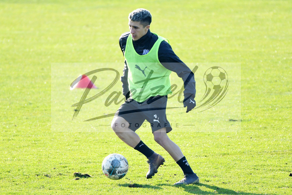 20200207_TRAOSN_0012 | Fußball, Herren: Anas Ouahim (VfL Osnabrueck) in Aktion, am Ball, Einzelaktion waehrend der Trainingseinheit des VfL Osnabrueck im Sportpark Illoshoehe am 07.02.2020 in Osnabrueck, Deutschland. - Realisiert mit Pictrs.com