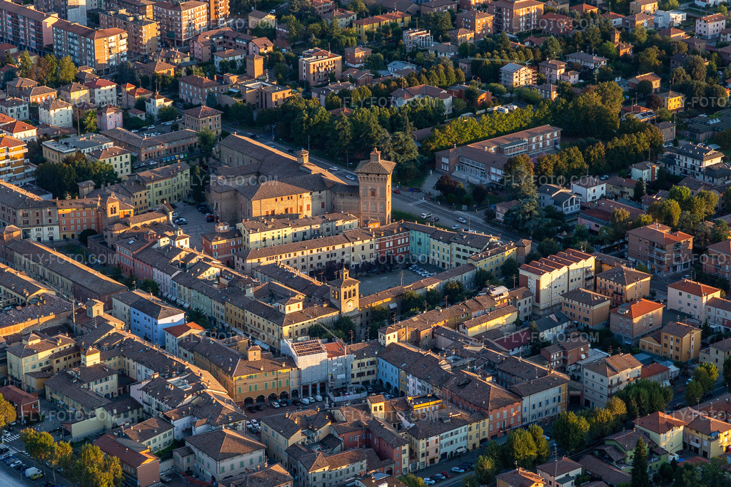Aerial view: Rocca del Boiardo in Scandiano in the state Reggio Emilia, Italy.Photo: IMG_134750.jpg taken on 09/19/2022 by Werner Riehm/FLY-FOTO.comResolution of the original: 5282 x 3522 pxCastello del Piagnaro (MS)