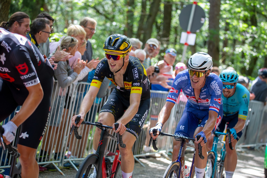 Lidl Deutschland Tour 2024 (Radsport), 4. Etappe und letzte Etappe Von Annweiler am Trifels nach Saarbrücken (182,7 KM). Bild: Ankunft an der Kalmit, dem höchsten Berg im Pfälzerwald | Lidl Deutschland Tour 2024 (Radsport), 4. Etappe und letzte Etappe Von Annweiler am Trifels nach Saarbrücken (182,7 KM). Bild: Ankunft an der Kalmit, dem höchsten Berg im Pfälzerwald - Realisiert mit Pictrs.com