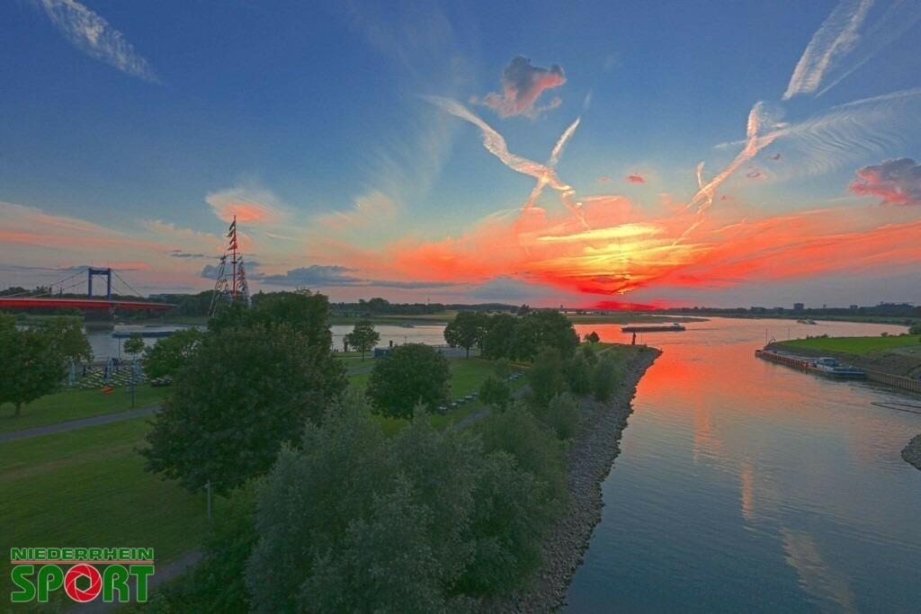 Hafeneinfahrt_Ruhrort_2 | Bildergalerie von Sport-Ereignissen aber auch von weiteren spannenden Dingen - nicht nur vom Niederrhein. In Anlehnung an den bekannten Spruch von Hanns Dieter Hüsch heißt das Motto: "Niederrhein ist überall".  - Realisiert mit Pictrs.com