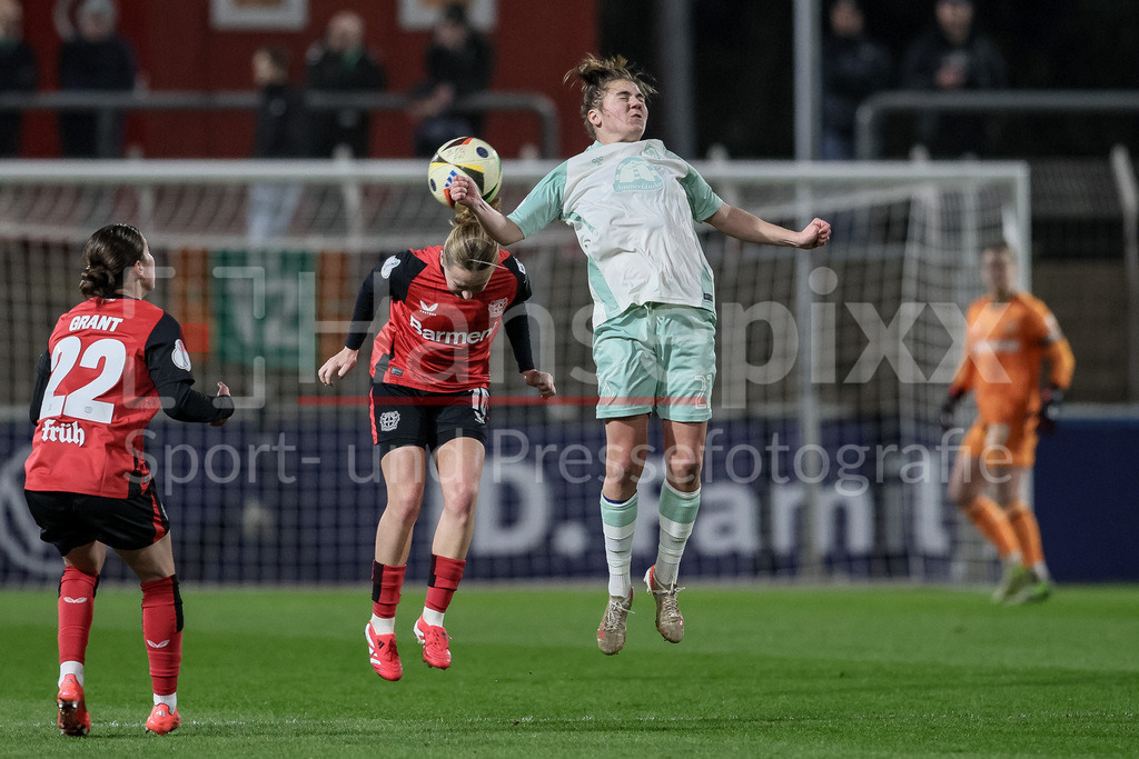 Fussball, DFB-Pokal Frauen, Bayer 04 Leverkusen - SV Werder Bremen | v.li.: Sofie Zdebel (Bayer 04 Leverkusen, 16) und Rieke Dieckmann (SV Werder Bremen, 22) im Kopfballduell, Kopfball, Zweikampf, Action, Aktion, Spielszene, DIE DFB-RICHTLINIEN UNTERSAGEN JEGLICHE NUTZUNG VON FOTOS ALS SEQUENZBILDER UND/ODER VIDEOÄHNLICHE FOTOSTRECKEN. DFB REGULATIONS PROHIBIT ANY USE OF PHOTOGRAPHS AS IMAGE SEQUENCES AND/OR QUASI-VIDEO.