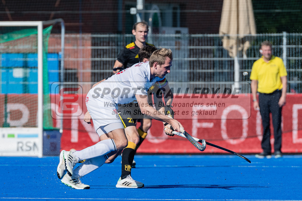 HK_20231001_104991 | 1.Bundesliga Herren Crefelder HTC - Harvestehuder THC am 1.10.2023 CHTC, Krefeld , Niklas Wellen ( Crefelder HTC 10 ) , Thomas Habif ( Harvestehuder THC #27 )