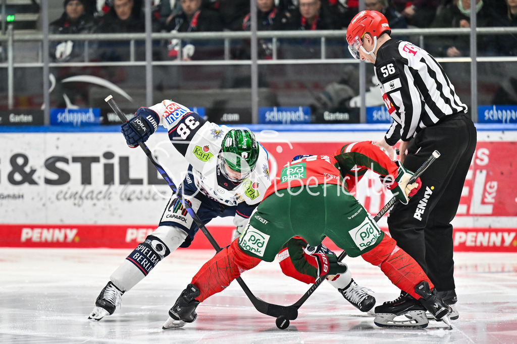 Augsburger Panther - Eisbären Berlin | AUGSBURG, GERMANY - 27. JANUARY: Beim Bully Yannick VEILLEUX (Eisbären Berlin 38) und Cody KUNYK (Augsburger Panther 20) während dem Match zwischen den Augsburger Panthern und den Fischtown Pinguins am 43. Spieltag der Penny DEL im Curt Frenzel Stadion