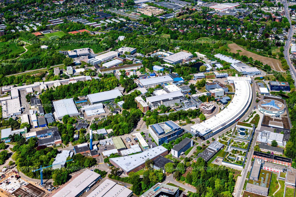 Hamburg_Desy_ELS_4594010525 | HAMBURG 01.05.2025 Gebäudekomplex des Institut Center for Free-Electron Laser Science und die Petra-III Max von Laue Hall Deutsches Elektronen-Synchrotron DESY an der Notkestraße in Hamburg. Weiterführende Informationen bei: Deutsches Elektronen-Synchrotron DESY. // Building complex of the Institute Center for Free-Electron Laser Science in Hamburg in Germany. Further information at: Deutsches Elektronen-Synchrotron DESY. Foto: Martin Elsen