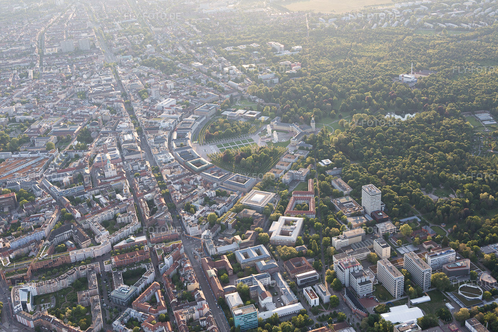 Luftbild: Schloß und Schloßpark im Ortsteil Innenstadt-West in Karlsruhe im Bundesland Baden-Württemberg in Deutschland. Foto: IMG_099591.jpg vom 21.05.2017 durch Werner Riehm/FLY-FOTO.de