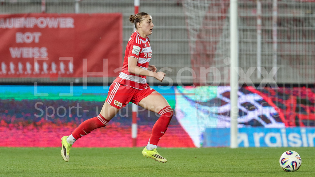 Fussball, Google Pixel Frauen-Bundesliga, 1. FC Union Berlin - SV Werder Bremen | Lia Kamber (1. FC Union Berlin, 41) am Ball, Freisteller, Einzelbild, Ganzkörper, Aktion, Action, Spielszene, DIE DFB-RICHTLINIEN UNTERSAGEN JEGLICHE NUTZUNG VON FOTOS ALS SEQUENZBILDER UND/ODER VIDEOÄHNLICHE FOTOSTRECKEN. DFB REGULATIONS PROHIBIT ANY USE OF PHOTOGRAPHS AS IMAGE SEQUENCES AND/OR QUASI-VIDEO.