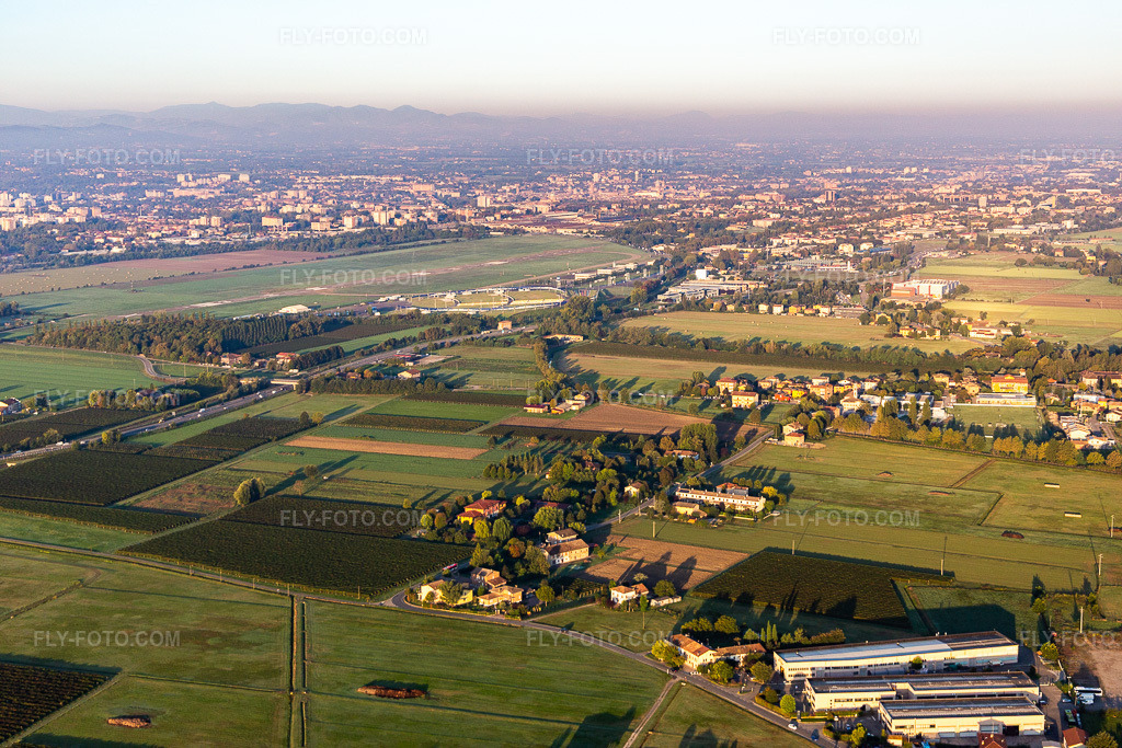 Aerial view: Reggio Emilia Aeroporto di Reggio Emilia - LIDE in Reggio nell’Emilia in the state Reggio Emilia, Italy.Photo: IMG_134789.jpg taken on 09/20/2022 by Werner Riehm/FLY-FOTO.comResolution of the original: 5472 x 3648 pxAeroporto di Reggio Emilia
