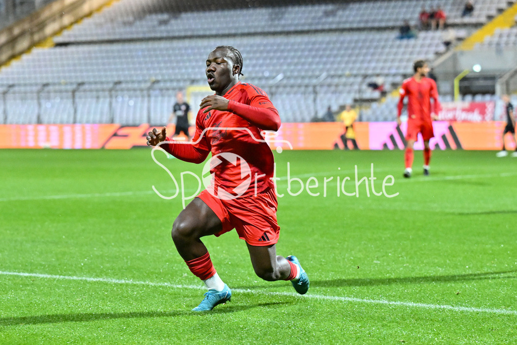 FC Bayern Amateure - TSV Buchbach | Jubel nach dem Treffer zum 1-0 durch Nestory IRANKUNDA (FC Bayern München II #7) / Tor / Freude / Happy / Torschuetze / Regionalliga Bayern: FC Bayern München II - TSV Buchbach, Gruenwalder Stadion am 27.09.2024