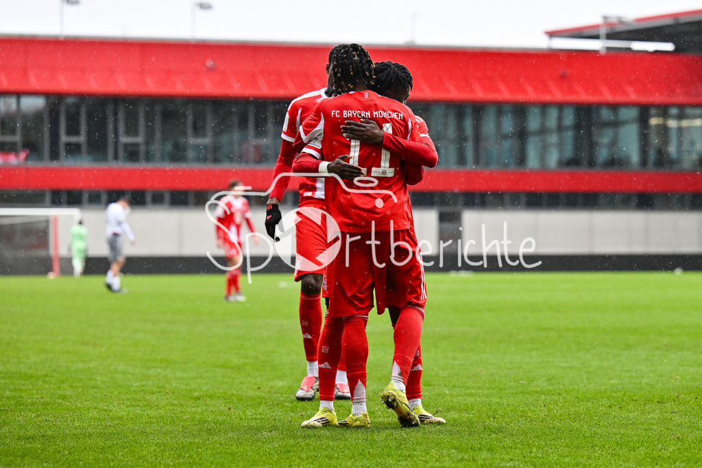FC Bayern München - Berliner Athletik Klub | MUNICH, GERMANY - 21. FEBRUARY: Jubel der kleinen Bayern nach dem Treffer zum 5-1 durch Wisdom MIKE (FC Bayern München U19 11) / Tor / Torschuetze / Freude / Happy / während dem Spiel zwischen der U19 des FC Bayern München und der U19 des Berliner Athletik Klubs am 3. Spieltag der DFB-U19 Nachwuchsliga am FC Bayern Campus