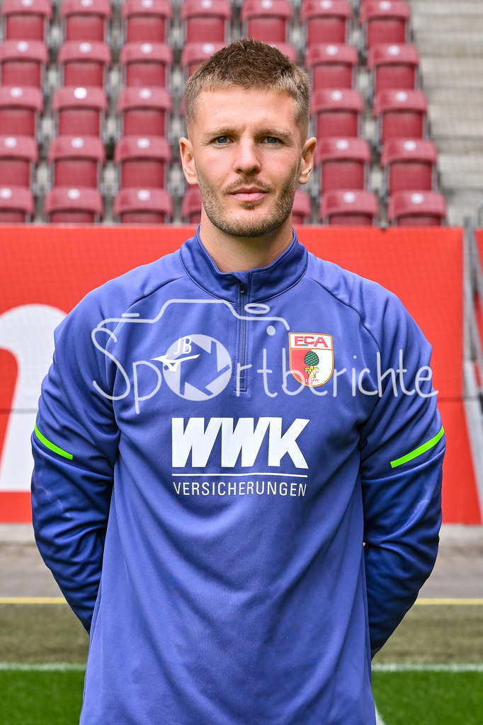 FC Augsburg 2025/26 | Julian BINDER / Einzelfoto / Freisteller / Media Day FC Augsburg: WWK-Arena am 06.08.2025