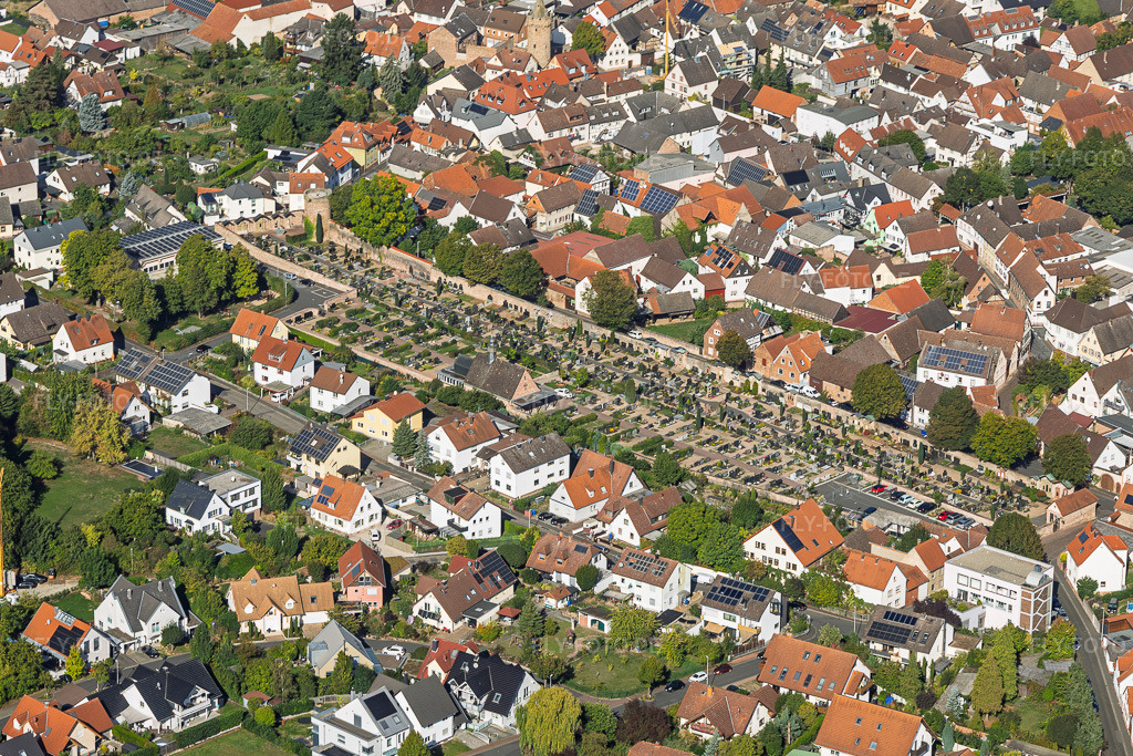 Luftbild: Alter Friedhof Großostheim Jahnstr in Großostheim im Bundesland Bayern in Deutschland. – Foto: IMG_159164.jpg vom 22.09.2026 durch Werner Riehm/FLY-FOTO.de – Auflösung des Originals: 5703 x 3802 px