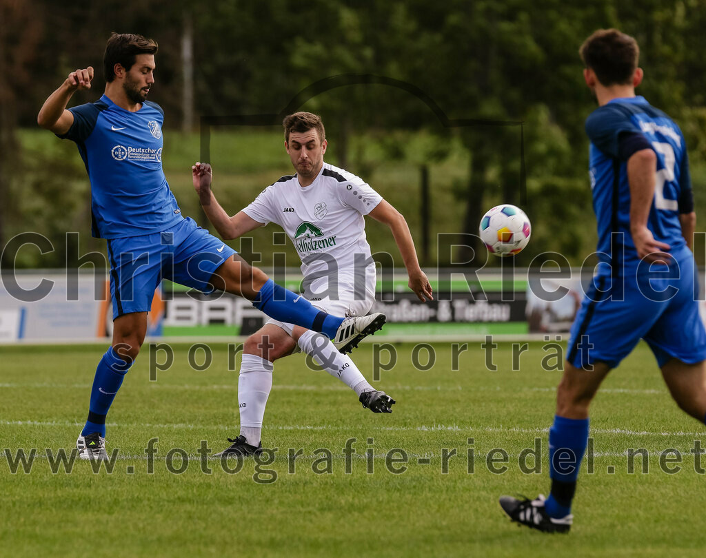 2023-10-14_031_FC_Langengeisling_gegen_TSV_Siegsdorf | Erding, Deutschland, 14.10.2023:
Fußball, Bezirksliga Oberbayern Ost 2023 / 2024, 13. Spieltag, FC Langengeisling gegen TSV Siegsdorf, Endergebnis: 3:0

Kilian Stenzel (FC Langengeisling, #32), Florian Aigner (TSV Siegsdorf, #16)

Foto: Christian Riedel / fotografie-riedel.net