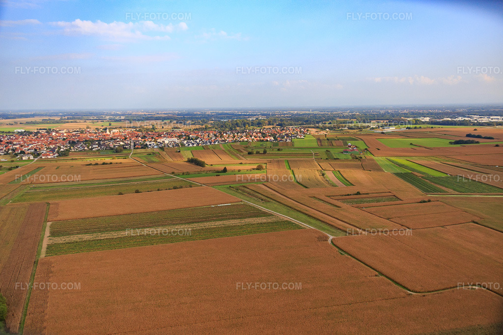 Aerial view: View of the town from the west in Hœrdt in the state Bas-Rhin, France. – Photo: IMG_074097.jpg taken on 10/04/2014 by Werner Riehm/FLY-FOTO.com – Resolution of the original: 5472 x 3648 px