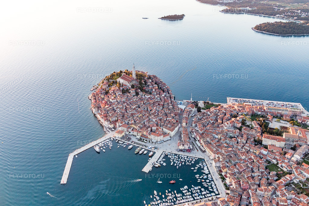 Vue aérienne: Vue de la ville sur la côte méditerranéenne près de la vieille ville de Rovinj en Istarska Župania - Istrie, Croatie. Le promontoire proéminent se situe sur la côte ouest de la péninsule istrienne. à Rovinj dans le département Gespanschaft Istrien, Croatie. Photo: IMG_106172.jpg prise le 13/04/2018 par Werner Riehm/FLY-FOTO.euRésolution de l'original: 4878 x 3252 px