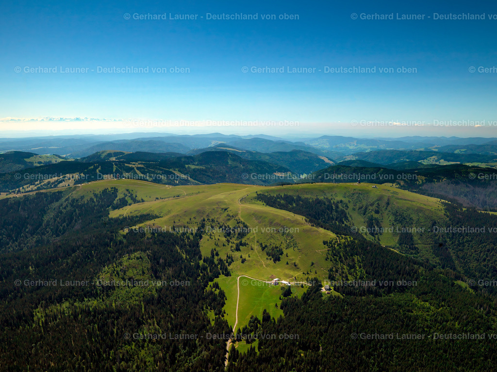 2748262 | Blick über den Schwarzwald  vom Feldberg zu den Schweizer Alpen