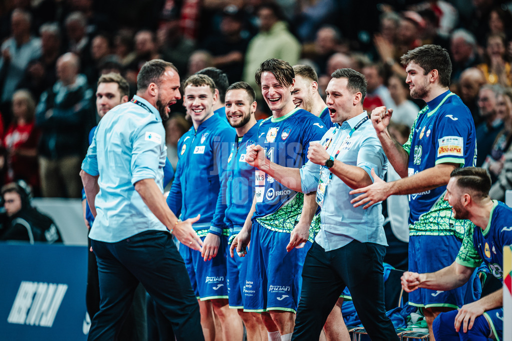 Handball | Herren | EHF EURO 2024 | European Championshop Men 2024 Final Tournament | Slowenien vs. Dänemark | 23.01.2024 | Das Team von Slowenien feiert den Sieg gegen Dänemark