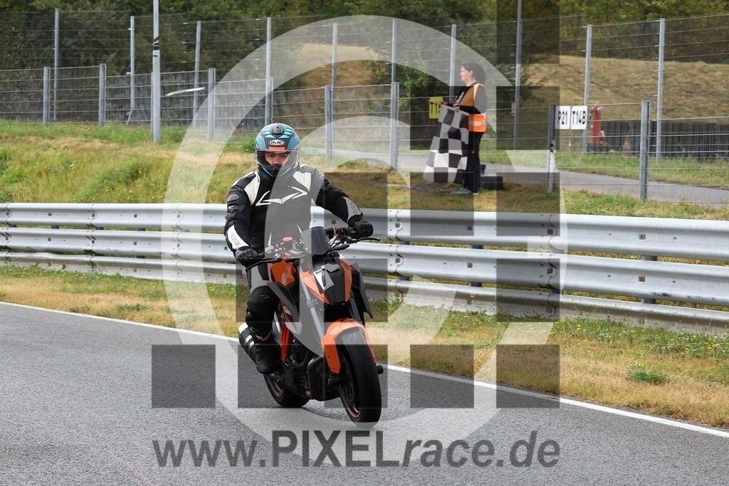 0079-20240909_00905 | Schöne Erinnerungen an spannende Momente - das festzuhalten ist unser Job. PIXELrace.de ist seit 2003 auf den Rennstrecken Europas unterwegs um die Action draußen beim Fahren und die wunderbare Stimmung imm Fahrerlager für euch einzufangen.