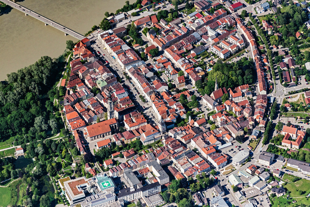 dr__0021838.jpg | BRAUNAU AM INN 03.06.2019 Stadtansicht am Ufer des Flußverlaufes der Inn in Braunau am Inn in Oberösterreich, Österreich. // City view on the river bank of Inn in Braunau am Inn in Oberoesterreich, Austria. Foto: Daniel Reiter
