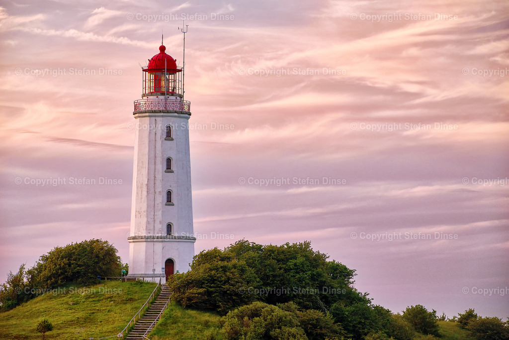Leuchtturm Dornbusch auf der Insel Hiddensee | Leuchtturm Dornbusch auf der Insel Hiddensee an einem Sommerabend. - Realisiert mit Pictrs.com