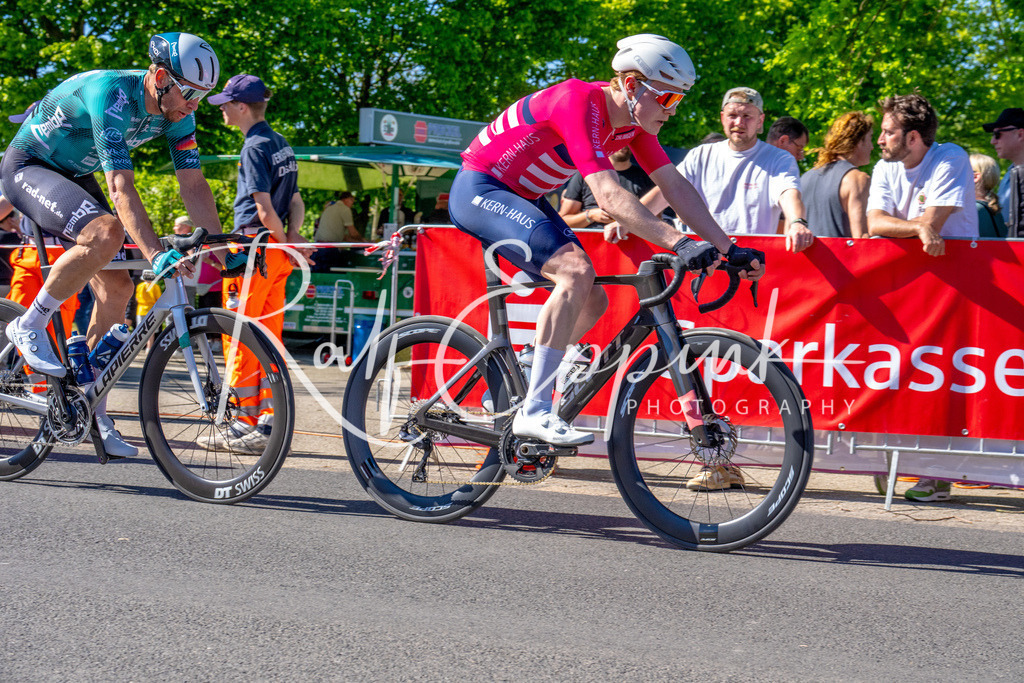 Spurt in den Mai 2026 - Großer Preis der Sparkasse Neuss | Annual one-day road cycling race "Großer Preis der Sparkasse Neuss" held in Büttgen, Germany, organized by VfR Büttgen 1912 e.V. The event features multiple races across all age categories from U11 youth to Elite men. - Realisiert mit Pictrs.com