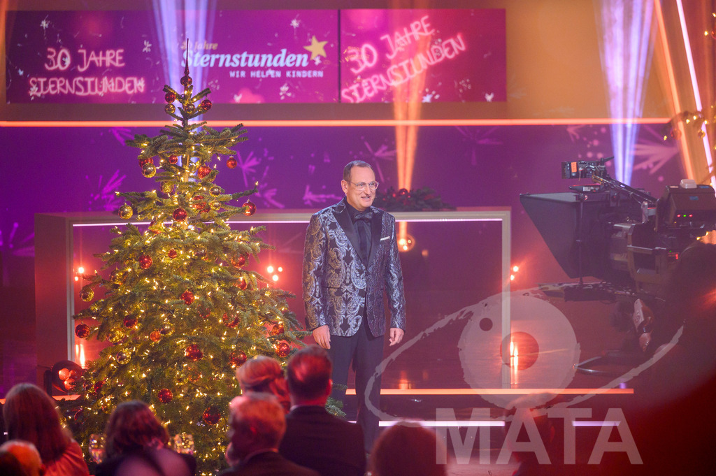 _DWI6194 | Volker Heißmann bei '30 Jahre Sternstunden-Gala 2023' in der Frankenhalle. Nürnberg, 15.12.2023 - Realisiert mit Pictrs.com