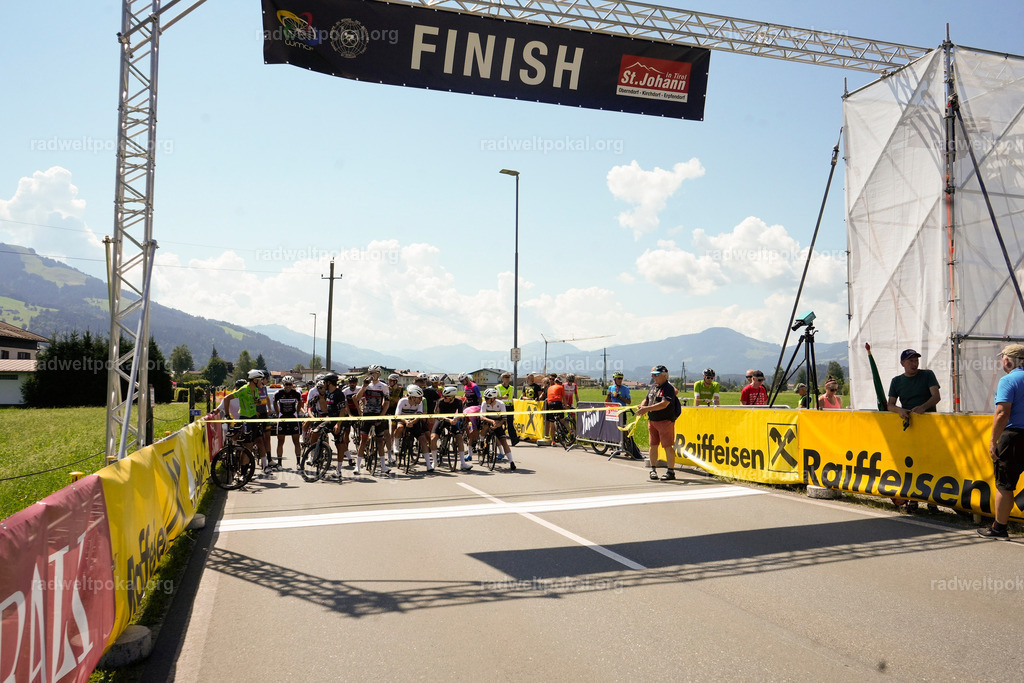 76_20230817_Bewerb_Maenner_Muehlanger | AUT - OESTERREICH, 2023-08-16: SPORT RENNRAD-FAHREN - 55. INTERNATIONALER RADWELTPOKAL IN ST. JOHANN IN TIROL  - Vintage-Radrennen mit WM-Bronze-Medaillen-Siegerin Christina Schweinberger, den Teilnehmer und Alexander Baumann (vom Orginastions-Team) - TAG 2 BEWERB MAENNER IN SECHS GRUPPEN  ; Foto: Roland Muehlanger
