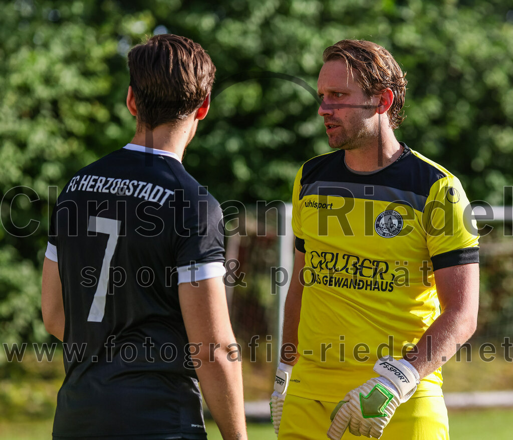 2023-07-18_014_FC_Herzogstadt_gegen_FC_Eitting | Erding, Deutschland, 18.07.2023:
Fußball, TOTO Pokal 2023 / 2024, 1. Spieltag, FC Herzogstadt gegen FC Eitting, Endergebnis: 2:4 n.E.

Michael Fitzpatrick (FC Herzogstadt, #7), Torwart Florian Leininger (FC Herzogstadt, #22)

Foto: Christian Riedel / fotografie-riedel.net