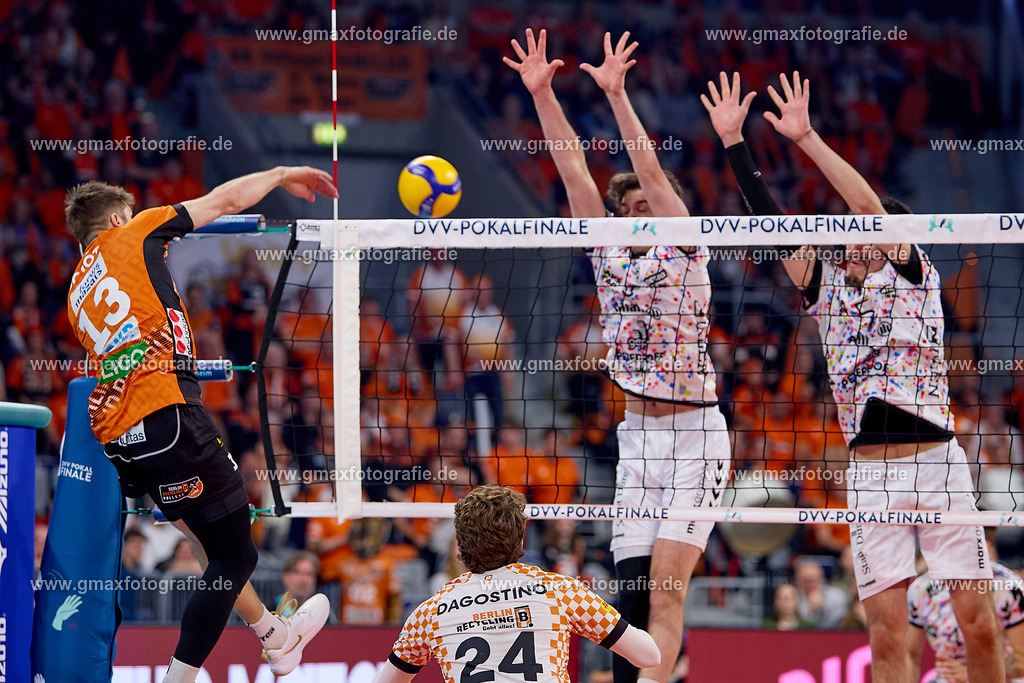 GER, BERLIN RECYCLING Volleys - SWD powervolleys Dueren, Volleyball, DVV-Pokalfinale Maenner 2025, 02.03.25 | GER, BERLIN RECYCLING Volleys - SWD powervolleys Dueren, Volleyball, DVV-Pokalfinale Maenner 2025, 02.03.25Foto: Gerald Oelze-de Stoppany