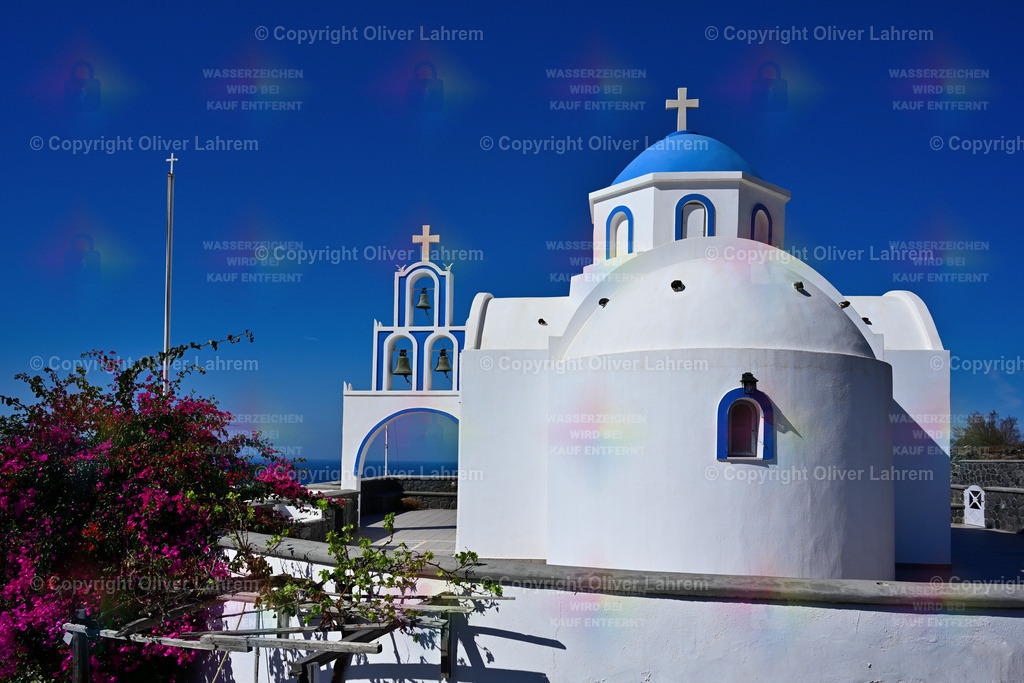 Santorins Blau Weiß | Die Heilige orthodoxe Kapelle der Mutter Gottes Theoskepasti auf der Griechischen Insel Santorin bei strahlend blauen Himmel.
