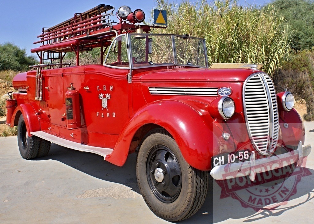 Vintage bright red Ford fire engine parked outdoors | Vintage Ford fire engine ready for emergency services, preserving history and classic vehicle design - Realisiert mit Pictrs.com