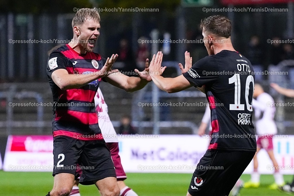 xYDR31102501050 | 31.10.2025, xydrx, Fußball, 3.Liga, FC Viktoria Köln - FC Ingolstadt 04, Saison 2025 2026, Sportpark Höhenberg: Torjubel nach dem Tor zum 1:1 für den FC Viktoria Köln durch Torschütze David Otto (FC Viktoria Köln #10) zusammen mit Lars Dietz (FC Viktoria Köln #2)  DFB regulations prohibit any use of photographs as image sequences and or quasi-video.