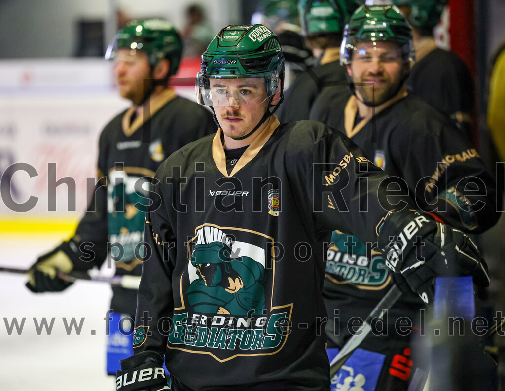 2025-11-16_013_TSV_Erding_gegen_Selber_Woelfe | Erding, Deutschland, 16.11.2025:Eishockey, Oberliga Süd 2025 / 2026, 17. Spieltag, TSV Erding gegen Selber Wölfe, Endergebnis: 3:1Erik Modlmayr (Erding Gladiators, #21)Foto: Christian Riedel / fotografie-riedel.net