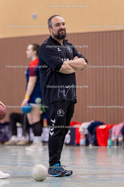 Handball I Damen I Saison 2025-2026 I Verbandsliga Süd I 15. Spieltag I HSG Kalkberg 06 - HSG Holsteinische Schweiz 025 | Benjamin Busch (Trainer, HSG Kalkberg 06) - Realisiert mit Pictrs.com