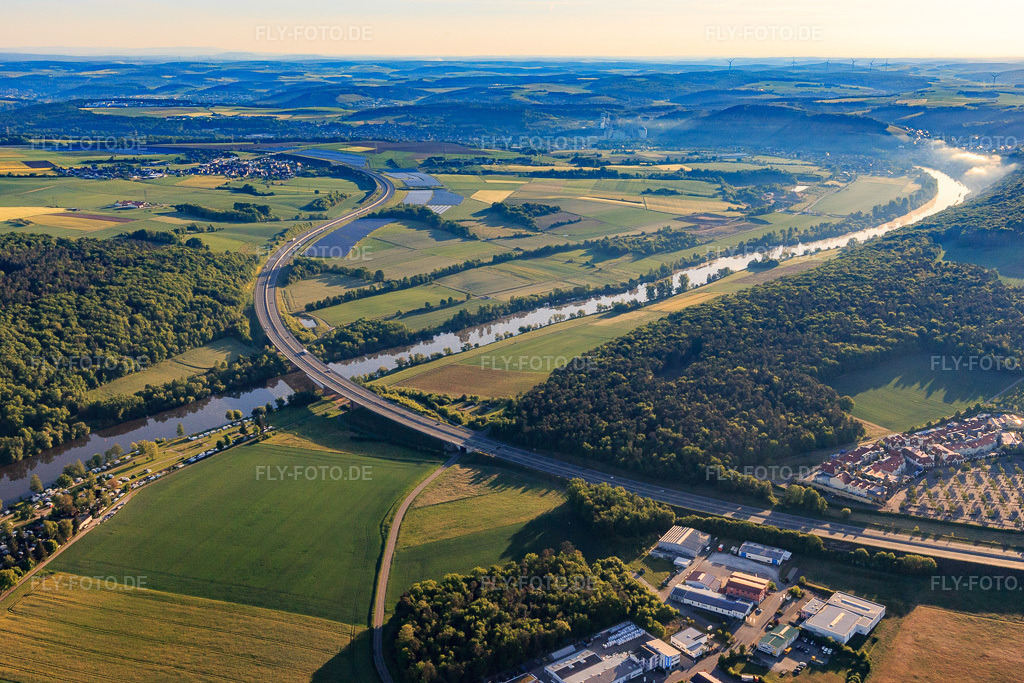 Luftbild: Verlauf der Autobahn A3 über den Main im Ortsteil Bettingen in Wertheim im Bundesland Baden-Württemberg in Deutschland. Foto: IMG_146631.jpg vom 11.05.2025 durch Werner Riehm/FLY-FOTO.de