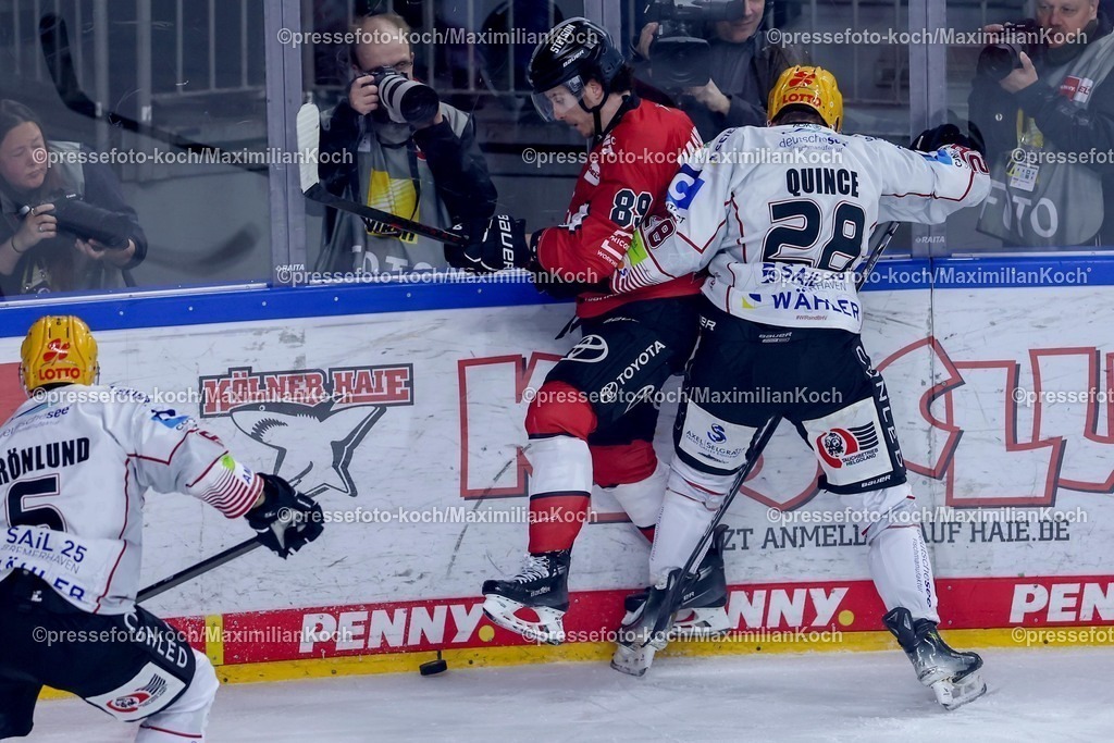 KEC24032501033 | 24.03.2025, Eishockey, DEL Play-offs, Kölner Haie - Fischtown Pinguins Bremerhaven, Viertelfinale Spiel 4, Lanxess-Arena Köln: Gregor MacLeod (Kölner Haie #89) im Zweikampf gegen Marly Quince (Fischtown Pinguins #28) 