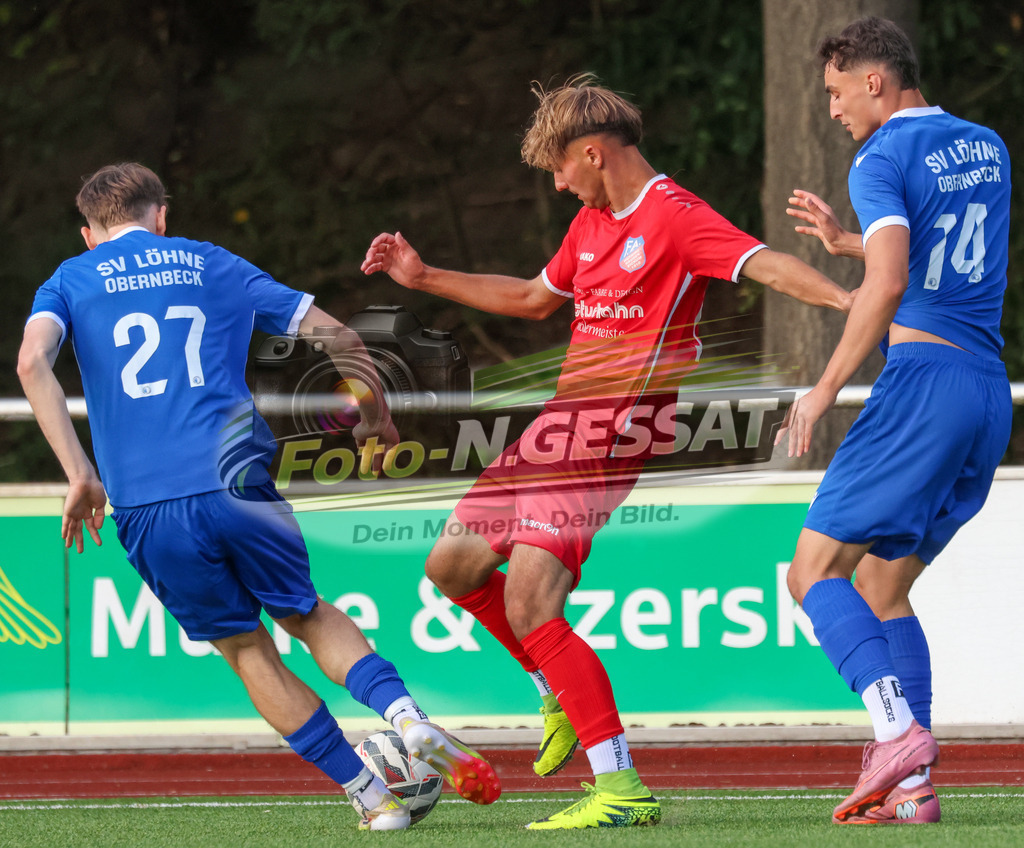 TuS Bardüttingdorf - TuRa Löhne | Auf dem Bild zu sehen: blau SV Löhne-Obernbeck v.l.: Lukas Jörg Husmeier, Marian-Claudiu Gramada ; rot SG FA Herringhausen/Eickum: Max Krüger SV Löhne-Obernbeck, SG FA Herringhausen/Eickum, Saison 26/27, Fistelmann SuperCup - Realisiert mit Pictrs.com